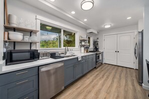 Kühlschrank, Mikrowelle, Ofen, Herdplatte