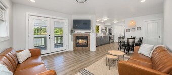 Lakehouse With Hot Tub, Covered Patio, Outdoor Fire-pit and BBQ
