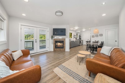 Lakehouse With Hot Tub, Covered Patio, Outdoor Fire-pit and BBQ