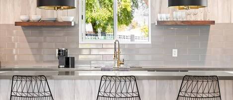 Großer Kühlschrank, Mikrowelle, Ofen, Herdplatte