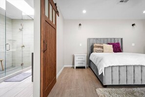 4 bedrooms, iron/ironing board, WiFi, bed sheets - Phoenix Uptown | 4BR 3BA Luxury Hip | Vibey PHX (Phoenix)