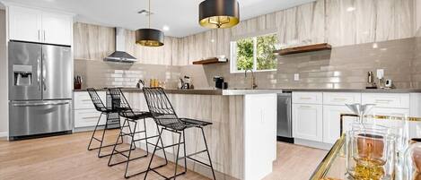 Full-sized fridge, microwave, oven, stovetop