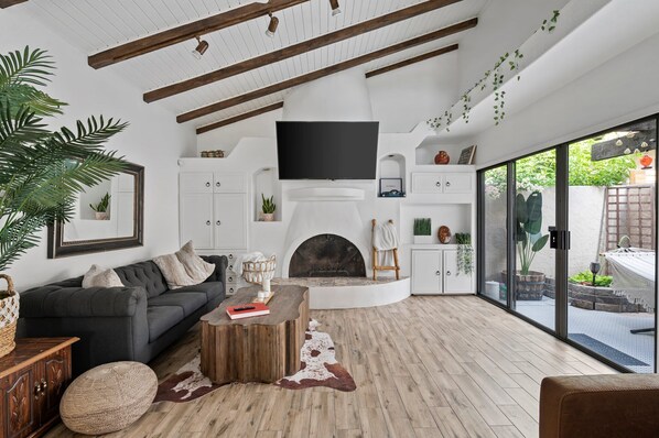 Fernseher, Kamin, Arbeitsbereiche