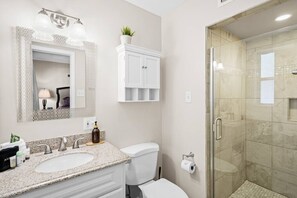 Badewanne, Haartrockner, Handtücher