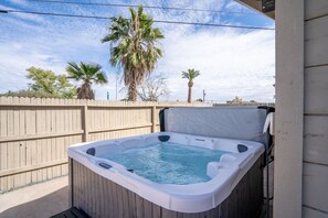 Outdoor spa tub - Scottsdale 3BR2BA House | Jacuzzi | Oldtown (Scottsdale)