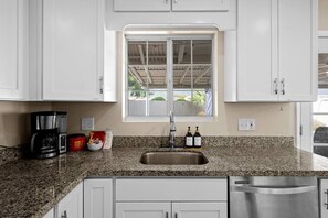 Fridge, microwave, oven, stovetop - Scottsdale 3BR2BA House | Jacuzzi | Oldtown (Scottsdale)