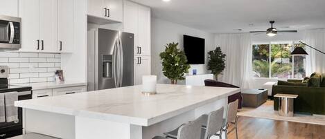 Een koelkast, een microgolfoven, een oven, een kookplaat