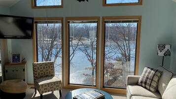 TV connectée, lecteur de DVD, livres