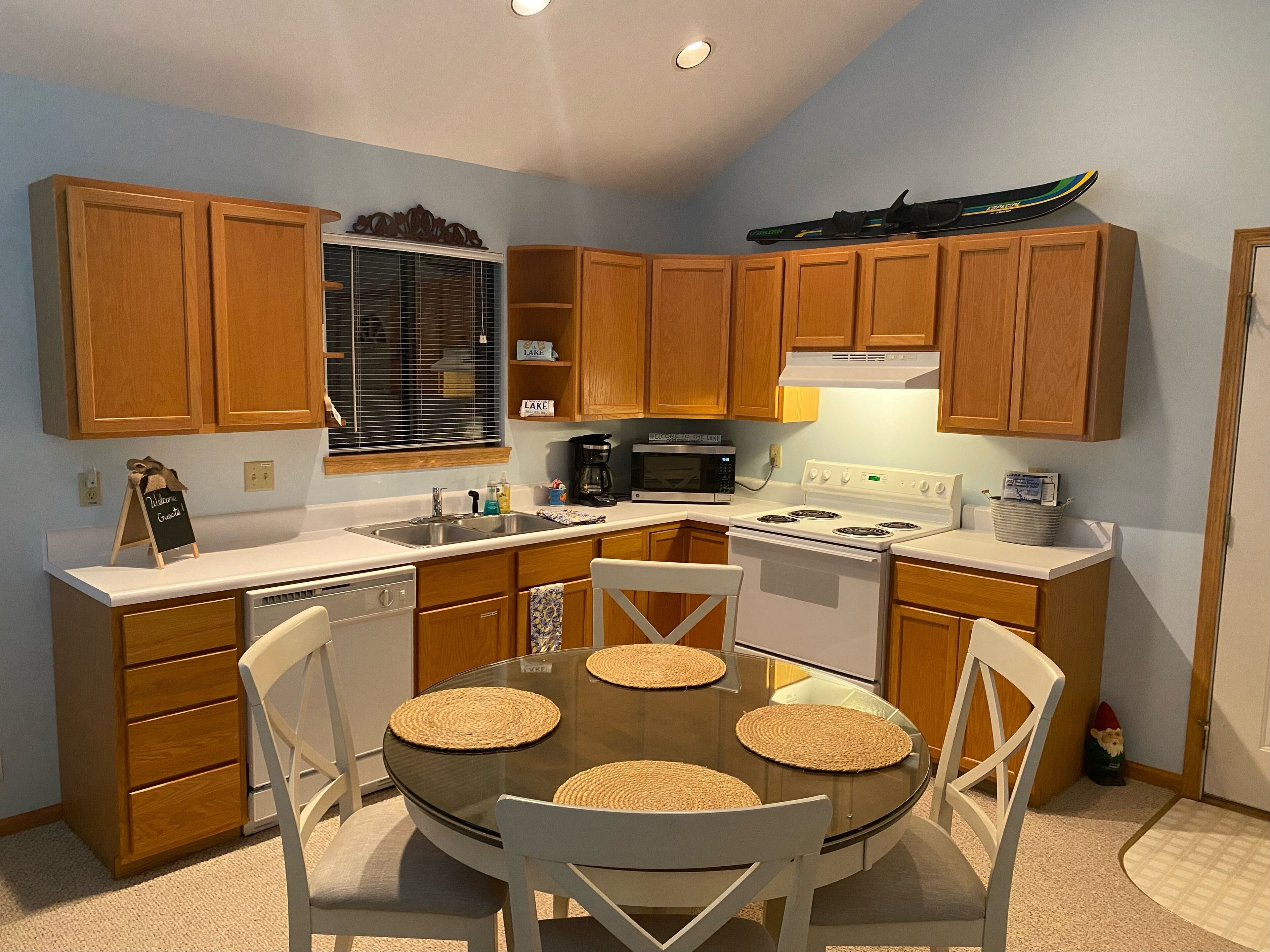 Coffee/tea maker, fridge, microwave, oven