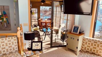 TV connectée, lecteur de DVD, livres