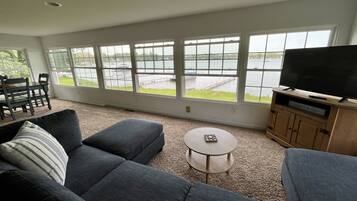 智能电视、壁炉、电子游戏、书