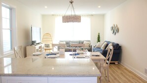 Una cocina moderna con una isla grande, zona de comedor y espacio para sentarse.