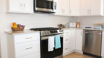 Een koelkast, een magnetron, een oven, een kookplaat