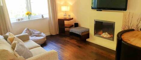 Smart TV, fireplace, streaming services