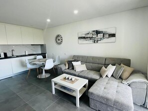 Televisión y chimenea 