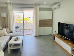 テレビ、暖炉