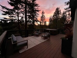 Terrace/patio - NEW Sierra Escape Remodeled Home + HOT TUB (Truckee)