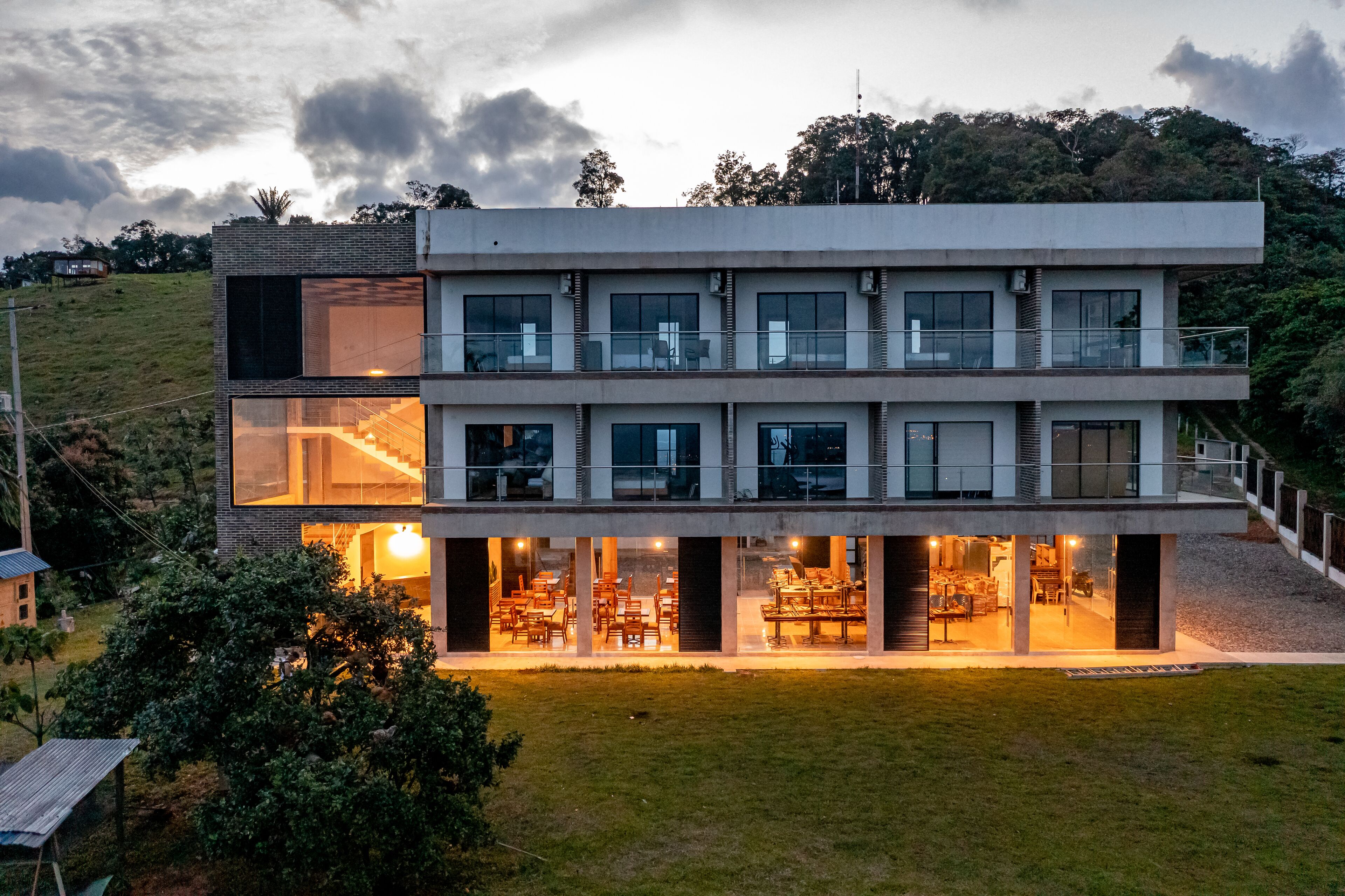 Vista frontal de la propiedad por la tarde o noche