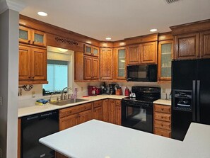 Fridge, microwave, oven, stovetop - Spanish Springs Lake Sumter 1750 sq ft Renovated 3/2 House In The Villages (The Villages)