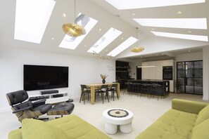 Living area - Modern Open Plan Living Family Home in Southwest London  (Hampton Hill)