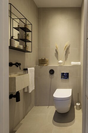 Een douche, een haardroger, handdoeken, zeep