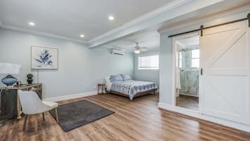 4 slaapkamers, een bureau, een strijkplank/strijkijzer, reisbedje