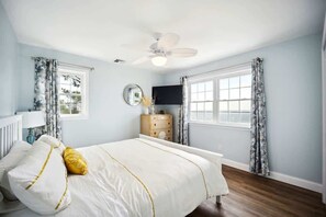 4 bedrooms, desk, iron/ironing board, travel crib