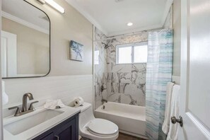Combined shower/tub, hair dryer, towels