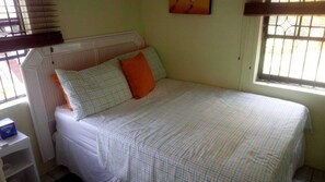 1 bedroom, soundproofing, iron/ironing board, free WiFi - Henrietta's Seaview Studio (Gros Islet)