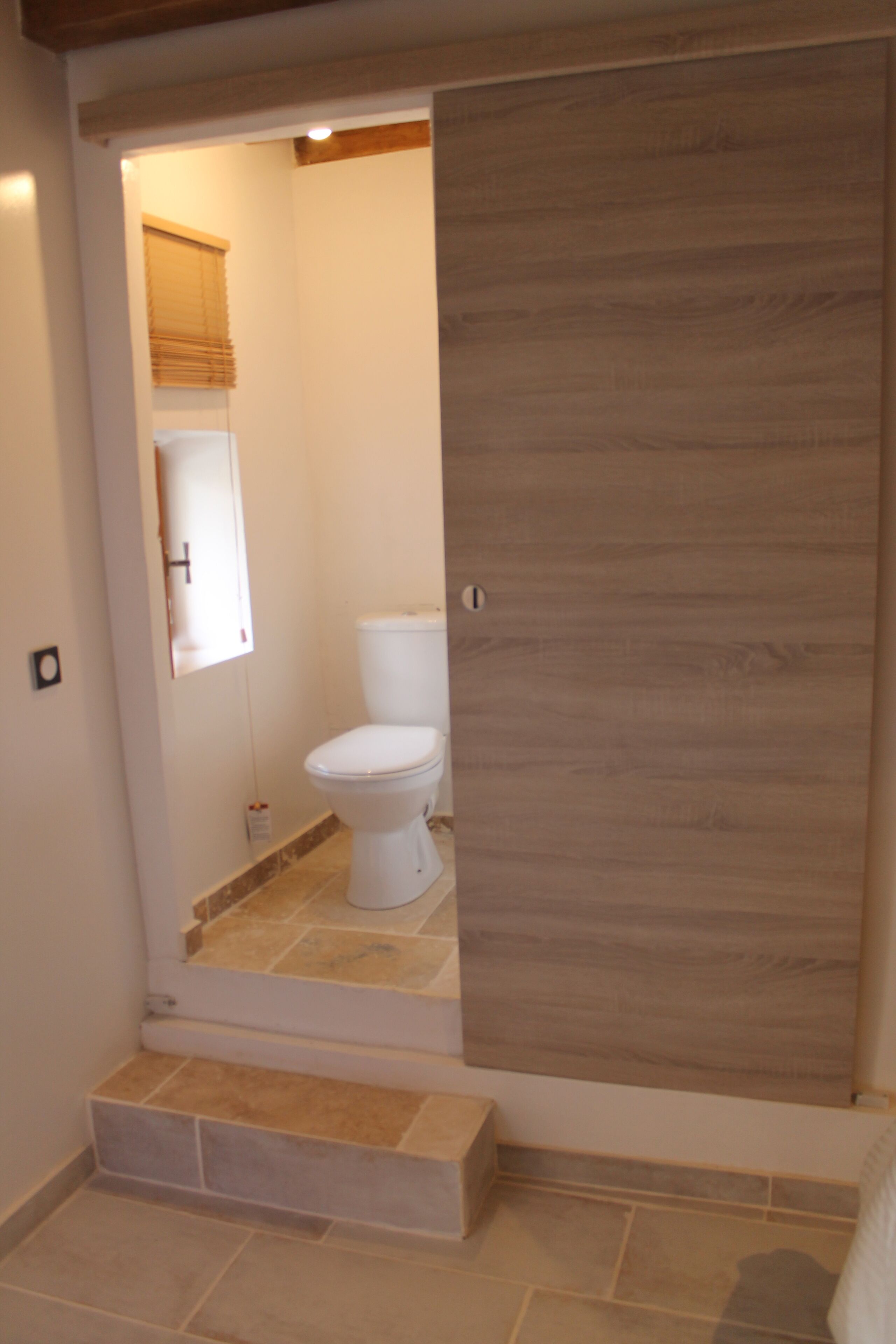 Een douche, handdoeken, toiletpapier