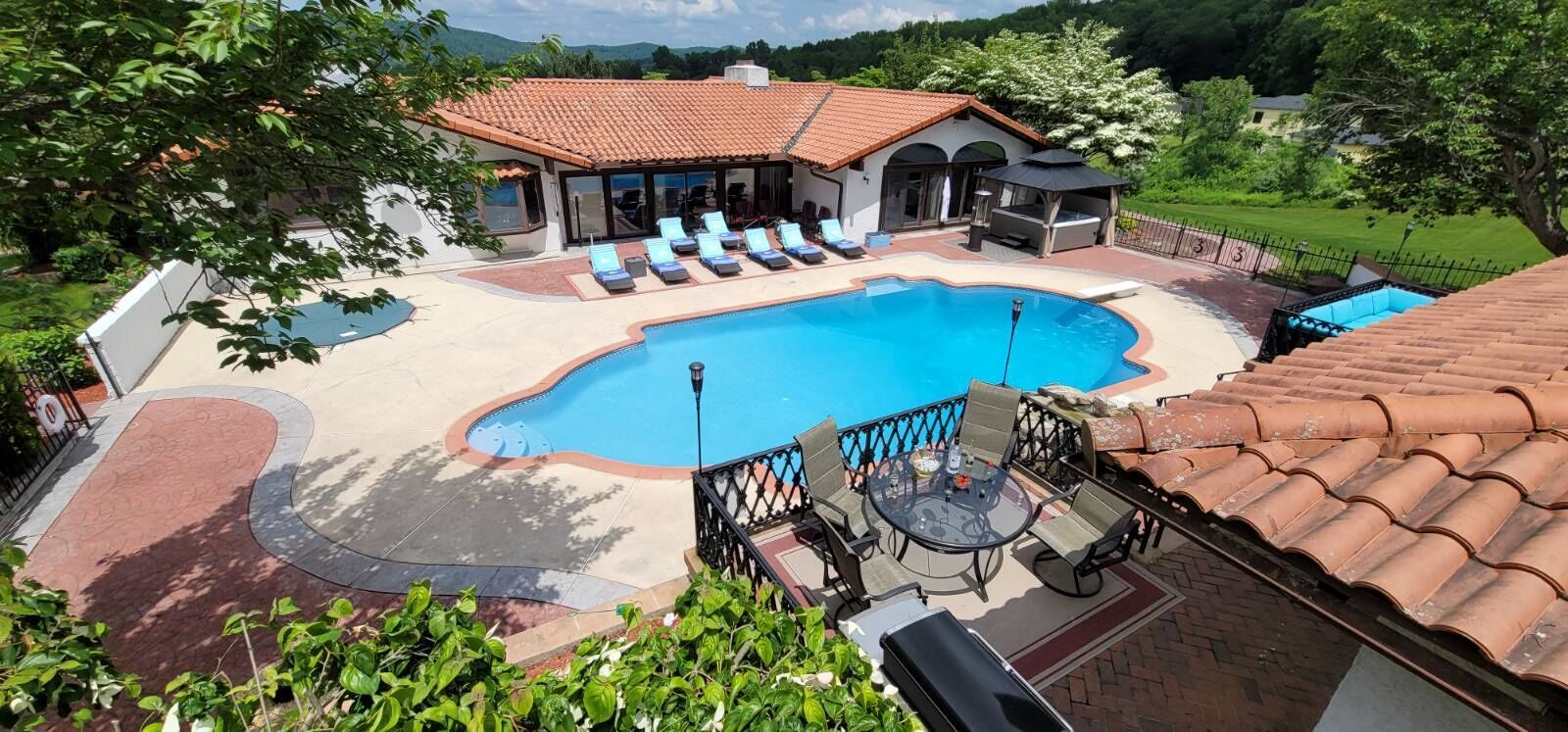 Beautiful house with new hot tub, private heated swimming pool, 6 BR/6BA