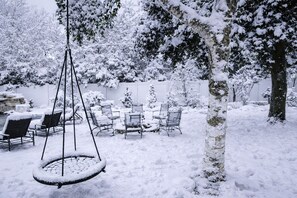 Property grounds - Cool + Modern! Arcades, Movie RM, Private Pond! (Sturgeon Bay)