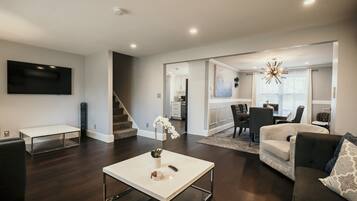 TV connectée, cheminée, jeux vidéo, livres