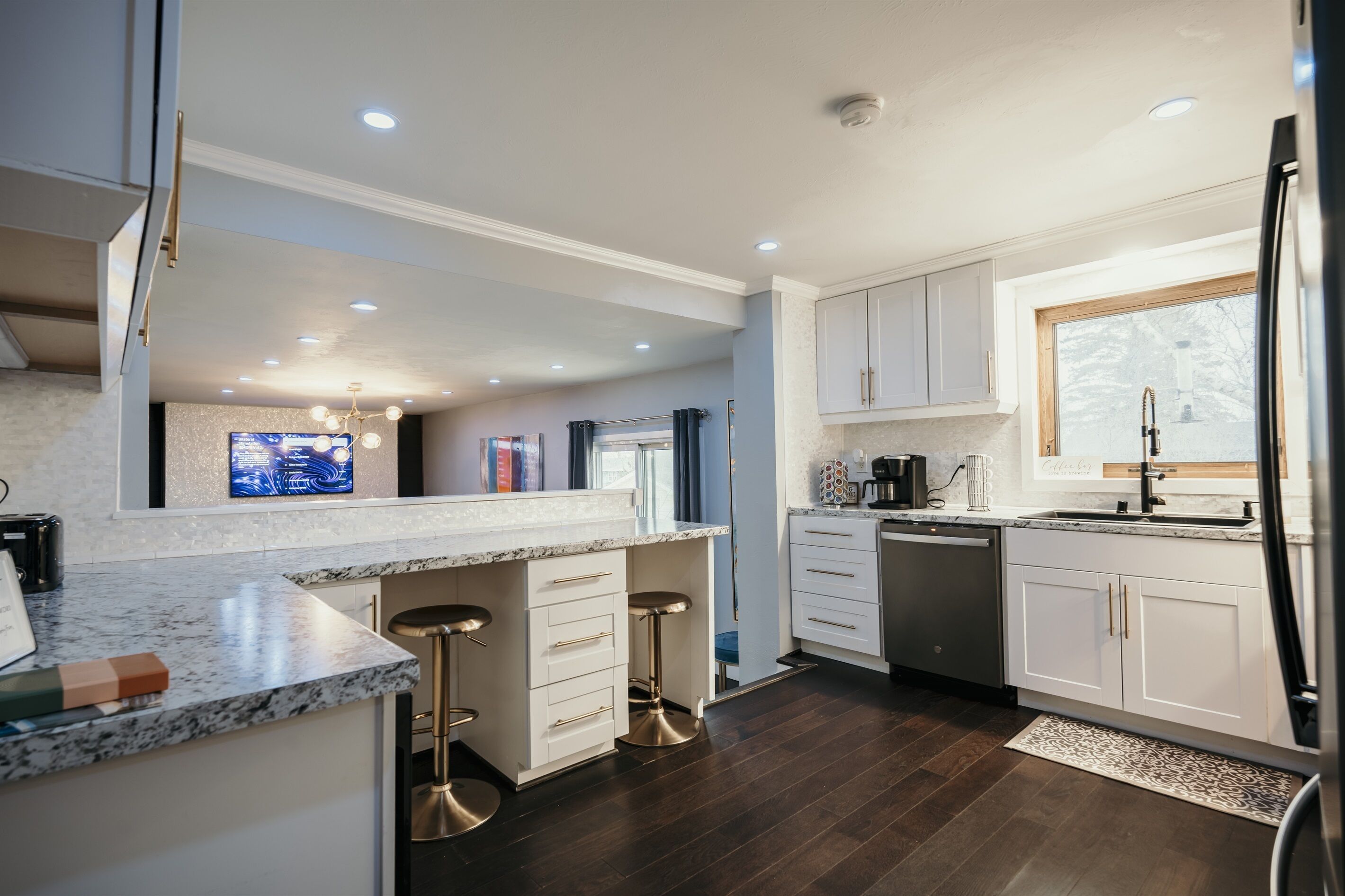 Jääkaappi, mikroaaltouuni, uuni, liesi