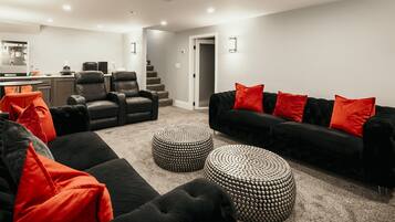 TV connectée, cheminée, jeux vidéo, livres