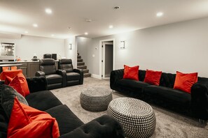 Smart-TV, Kamin, Videospiele, Bücher