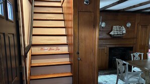 Eine Holztreppe mit einem Schild, auf dem steht: „Vorsicht, Treppe!