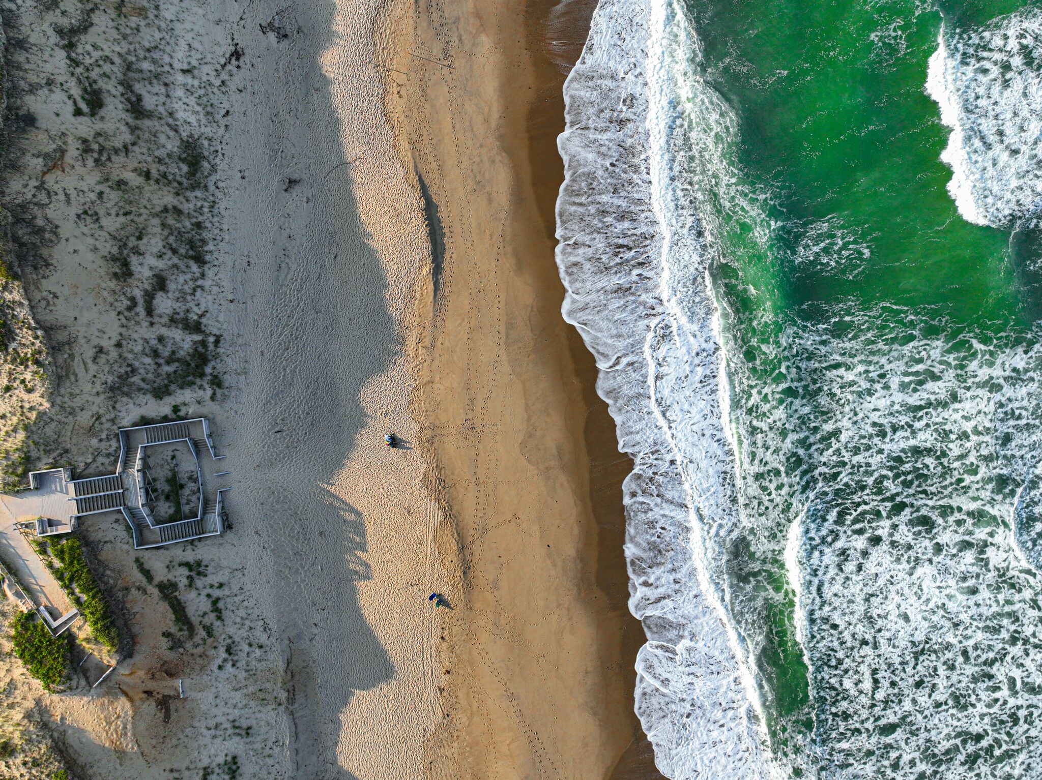Na praia, espreguiçadeiras, toalhas de praia 