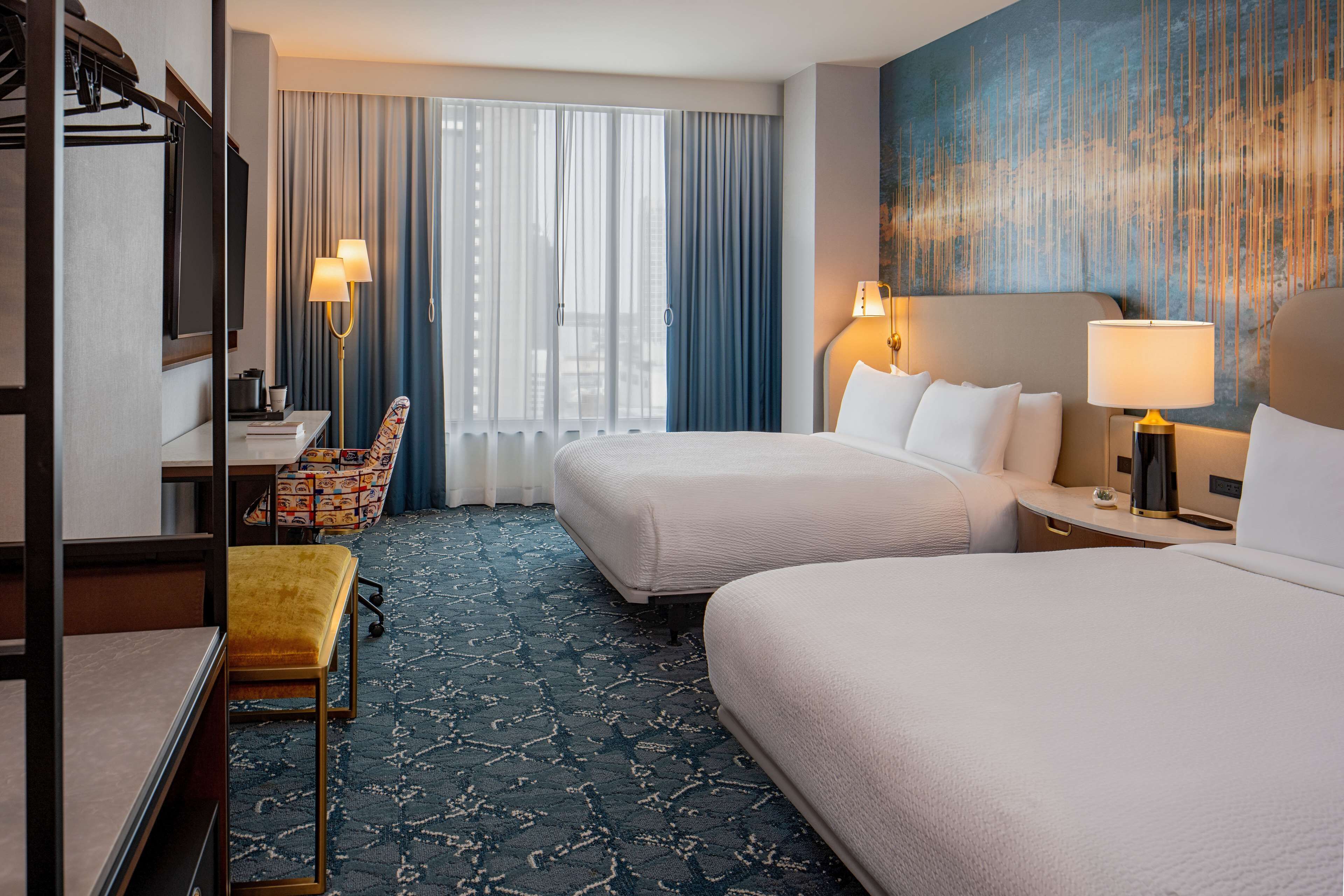 客房内保险箱、办公桌、笔记本电脑工作区、遮光窗帘