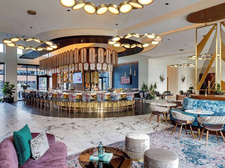 2 bares, salón en el lobby, bar en la azotea