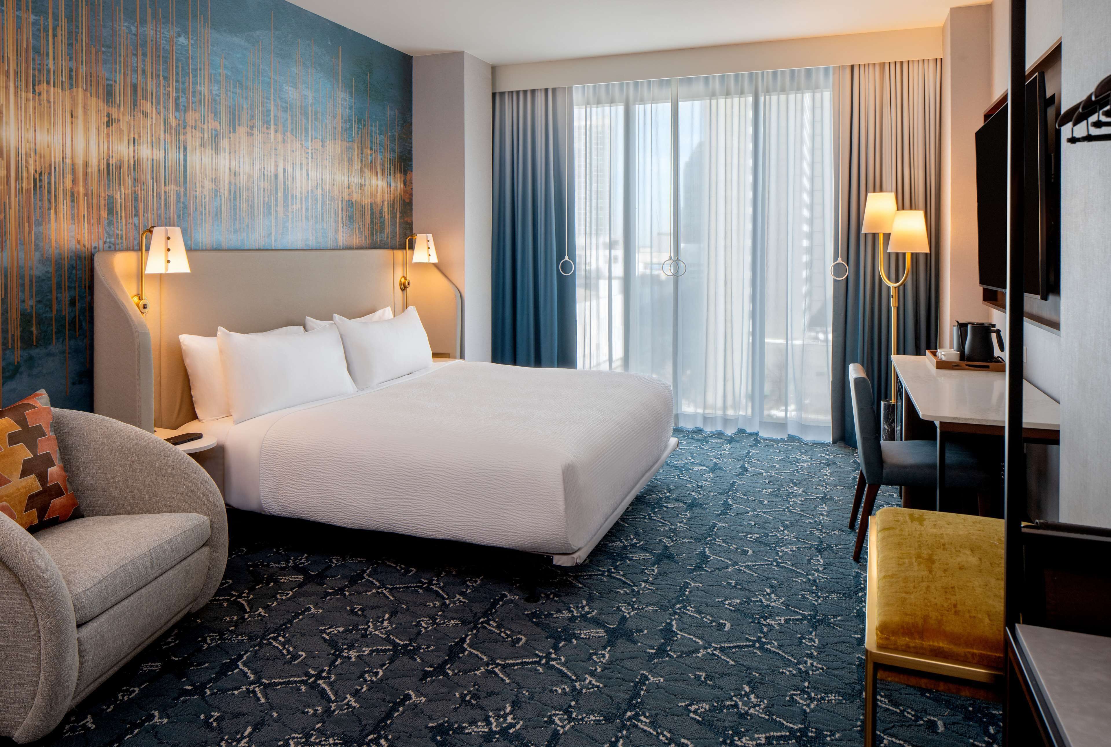 客房内保险箱、办公桌、笔记本电脑工作区、遮光窗帘