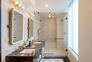 Presidential Suite (Hearing) | Bathroom shower