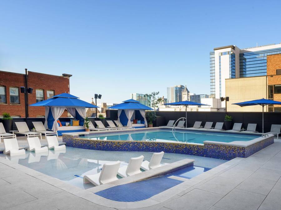 Piscina stagionale all'aperto, cabanas (a pagamento)