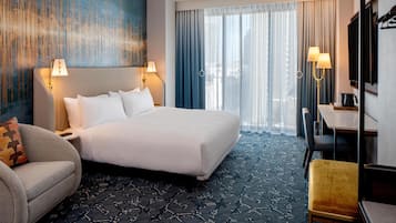 客房內保險箱、書桌、筆電工作空間、遮光布/窗簾