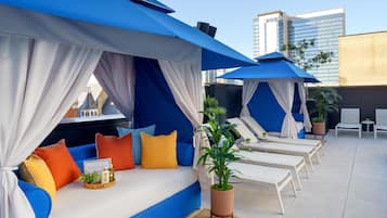 季節性室外游泳池,提供遮陽小屋 (付費)和泳池遮陽傘