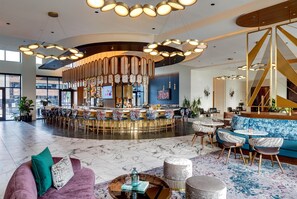 2 quầy bar/khu lounge, lounge tại sảnh, bar ở tầng thượng 