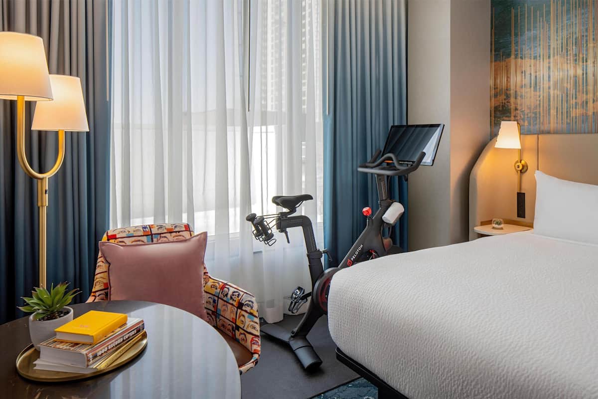 ห้องพัก, เตียงคิงไซส์ 1 เตียง (Peloton Spin Bike) | ตู้นิรภัยในห้องพัก, โต๊ะทำงาน, พื้นที่ทำงานแบบใช้แล็ปท็อป, ผ้าม่านกันแสง