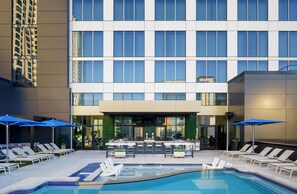 Seasonal outdoor pool, pool cabanas (surcharge), pool umbrellas - Tempo By Hilton Nashville Downtown (Nashville)