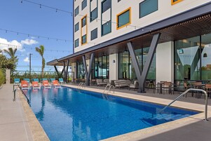 Una piscina al aire libre