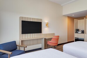 Minibar, in-room safe, desk, laptop workspace - Hampton By Hilton Guanacaste Airport (Liberia)